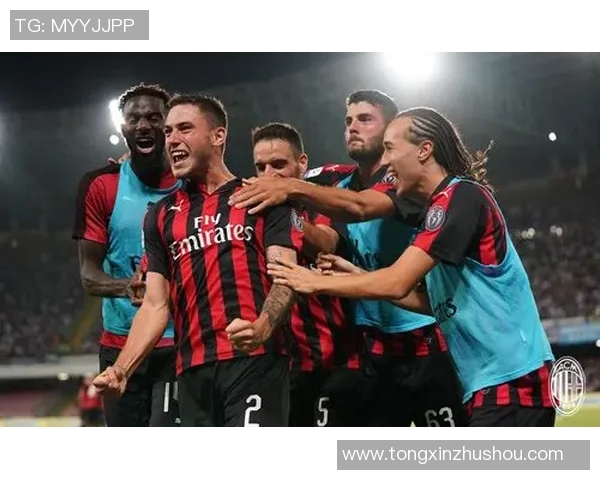 帅哥与足球明星亲密合影展现青春活力与运动魅力的精彩瞬间